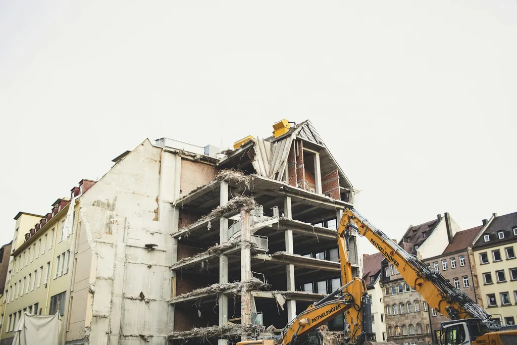 Máquina demoliendo un edificio (imagen conceptual)